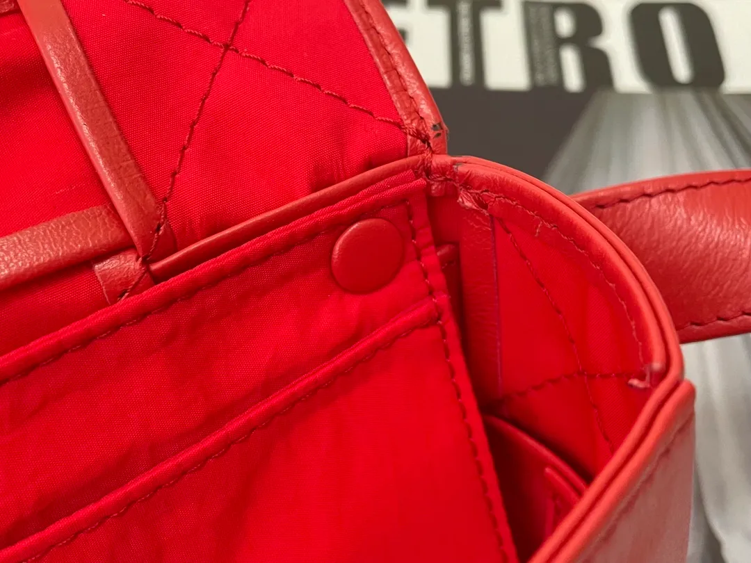#𝐓𝐇𝐄 𝐁𝐄𝐋𝐓 𝐂𝐀𝐒𝐒𝐄𝐓𝐓𝐄 Checkered waist bag cassette has an updated version🆕The waxed cowhide material is very light and shiny, has a cool feeling, and has the same high-end touch as always. ⚠️The second-generation upgraded version has a long strap of 136cm, tall people can also wear it cross-body at will It is also suitable for boys. It is suitable for couples. It can be used as a handbag, waist bag, crossbody or shoulder bag. It’s small and exquisite, but packs a punch: 💄lipstick 🕶️sunglasses, etc.⋯pack it all! It continues the square shape of the cassette bag and does not deform after loading. It has a very concave shape! Model: 6815# S18.5x5x9.5